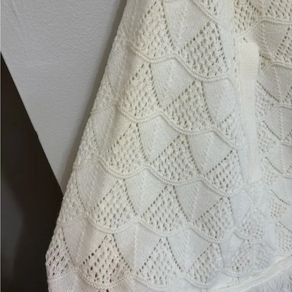 Vintage Wintuck Collared Knit Cape with Fringe in White - OS